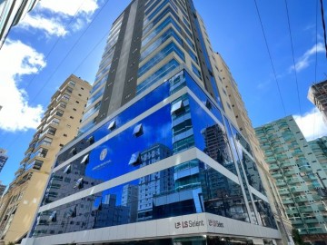 Apto com três suítes na quadra-mar