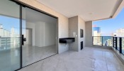 Apartamento novo no corao da Meia Praia