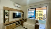 Apartamento com trs dormitrios na Meia Praia