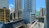Apartamento com trs dormitrios na Meia Praia