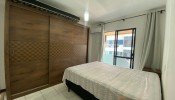 Apartamento com trs dormitrios na Meia Praia