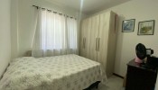 Apartamento com trs dormitrios na Meia Praia