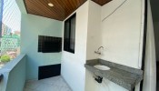Apartamento com trs dormitrios na Meia Praia