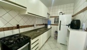 Apartamento com trs dormitrios na Meia Praia