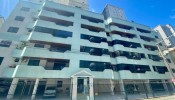Apartamento com trs dormitrios na Meia Praia