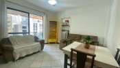 Apartamento com trs dormitrios na Meia Praia