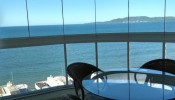 Apartamento com vista mar, 02 suites em Meia Praia