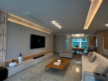 Apartamento luxuoso na Meia Praia