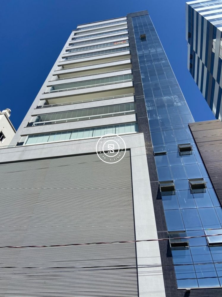 LINDO APARTAMENTO  50M DO MAR NA MEIA PRAIA