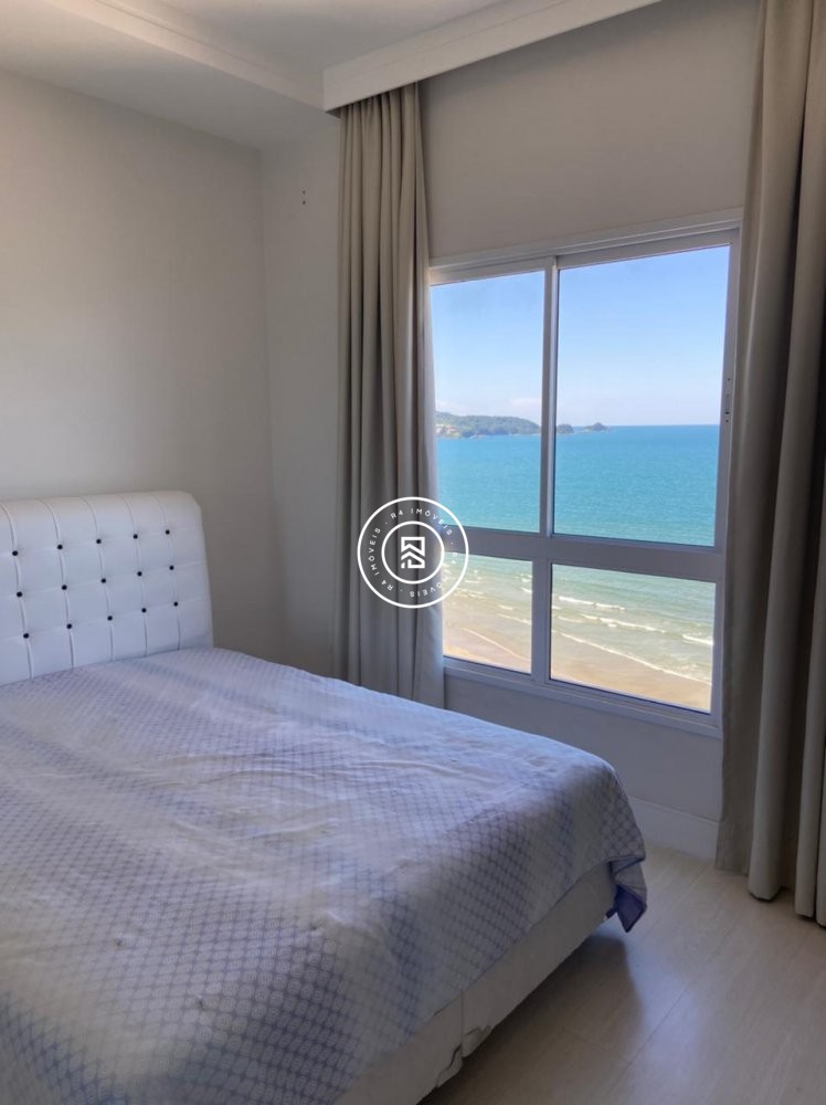 LINDO APARTAMENTO  50M DO MAR NA MEIA PRAIA