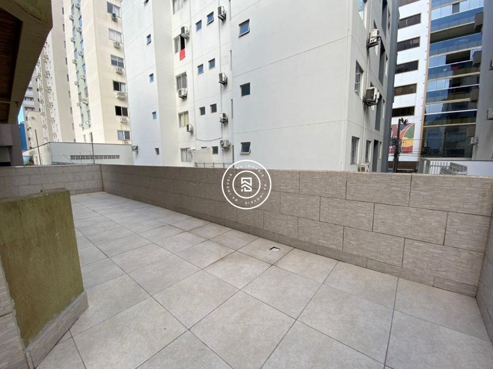 Apto 1 sute + 1 dorm. na Meia Praia