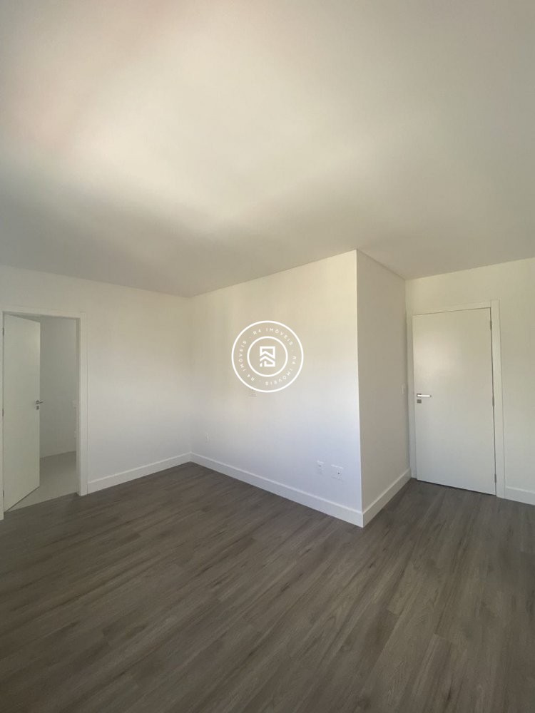 Apto novo com excelente localizao