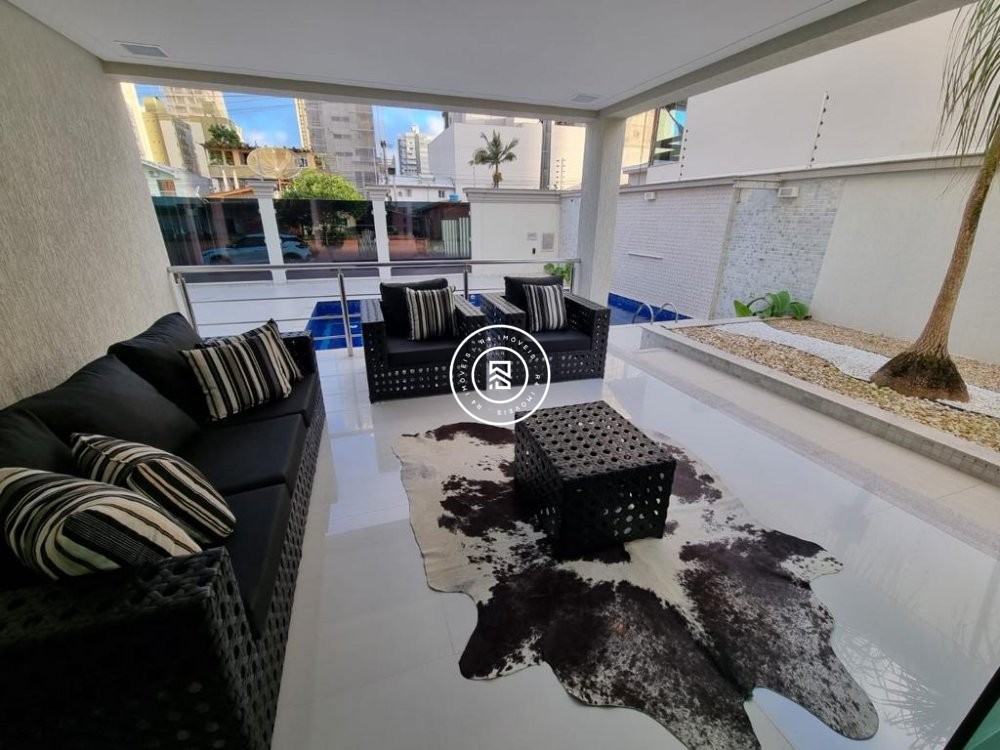 CASA COM 04 SUTES, MOBILIADA E DECORADA