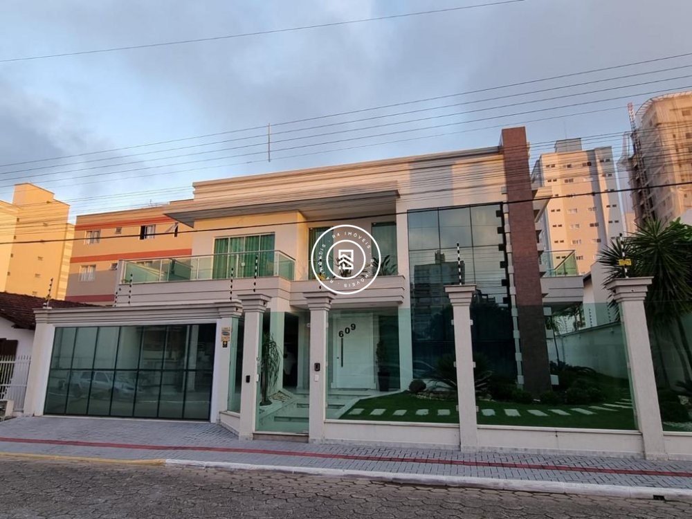 CASA COM 04 SUTES, MOBILIADA E DECORADA