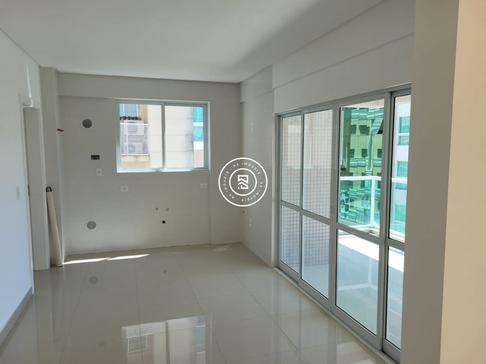 Apto 3 sutes na Meia Praia