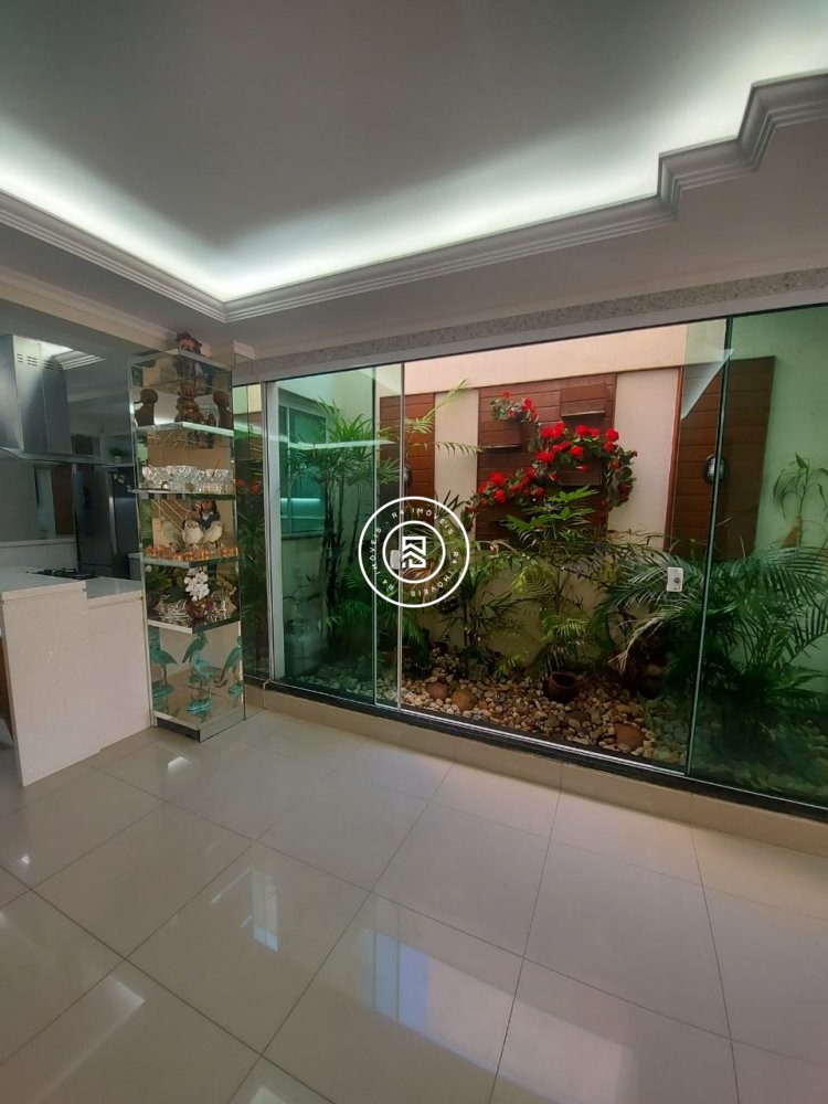 CASA COM 03 SUTES, MOBILIADA E DECORADA