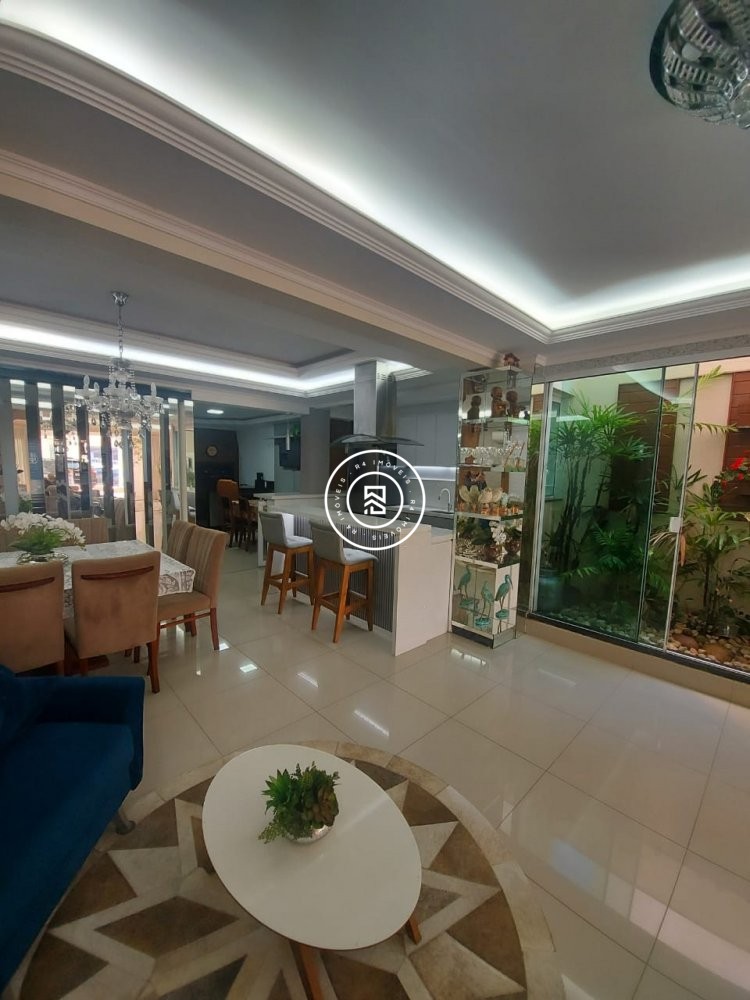 CASA COM 03 SUTES, MOBILIADA E DECORADA