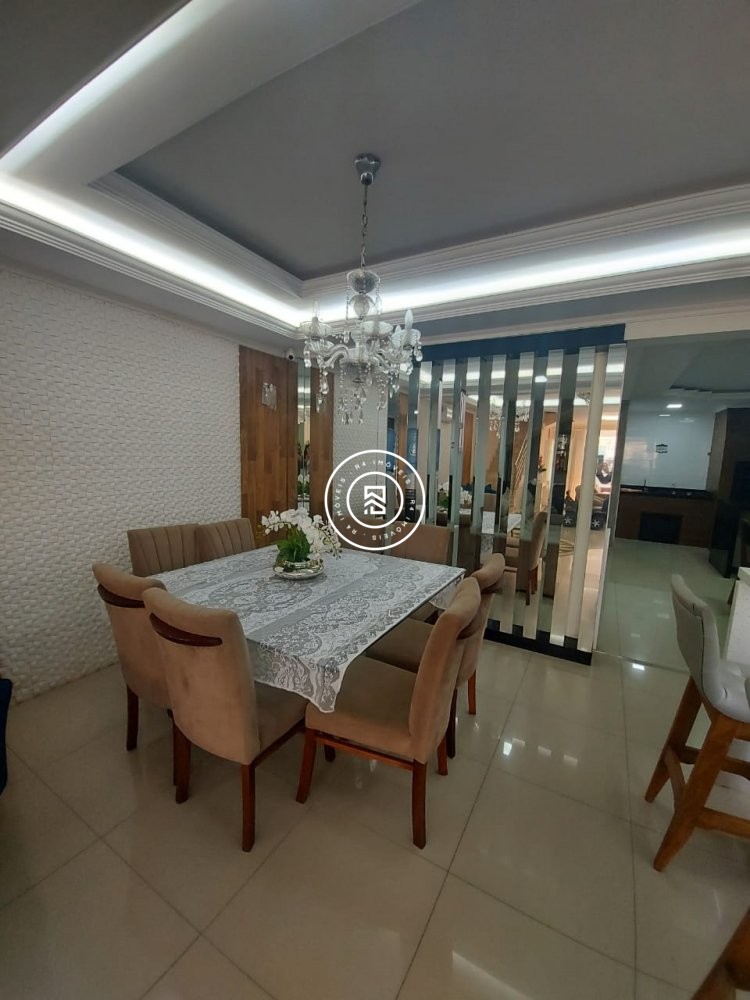 CASA COM 03 SUTES, MOBILIADA E DECORADA