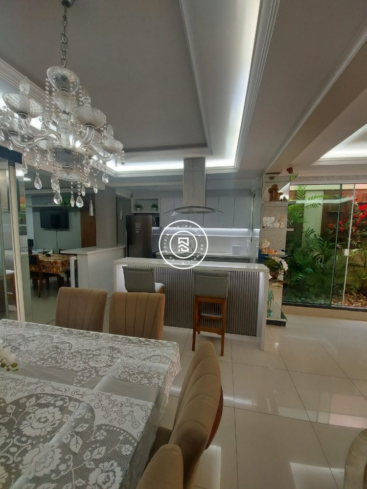 CASA COM 03 SUTES, MOBILIADA E DECORADA