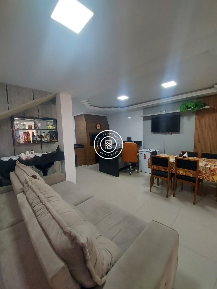 CASA COM 03 SUTES, MOBILIADA E DECORADA