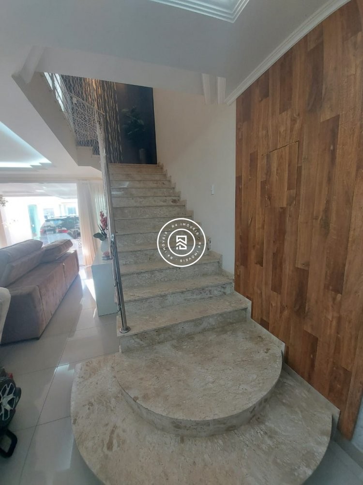 CASA COM 03 SUTES, MOBILIADA E DECORADA