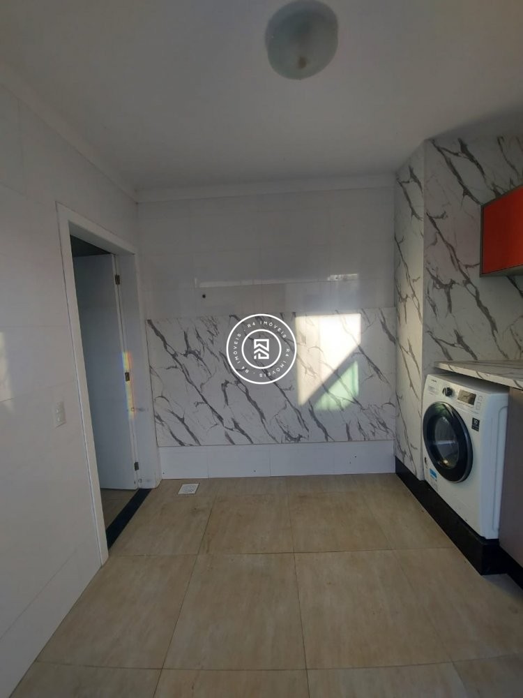 CASA COM 03 SUTES, MOBILIADA E DECORADA