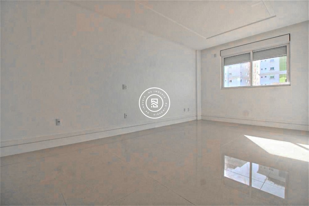 P NA AREIA COM TRS SUTES