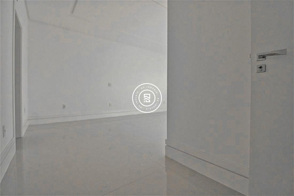 P NA AREIA COM TRS SUTES