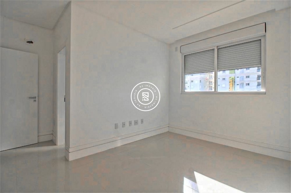 P NA AREIA COM TRS SUTES