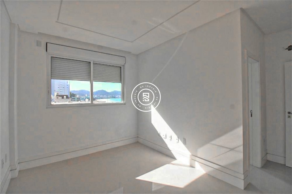 P NA AREIA COM TRS SUTES