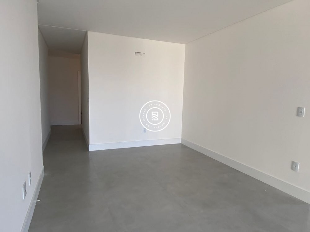 APTO NOVO NA MEIA PRAIA 