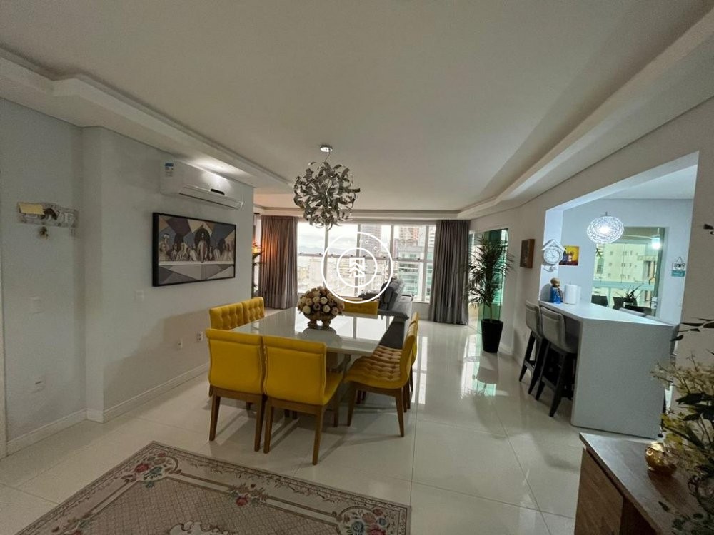 Ap. com 4 dormitrios - Meia Praia