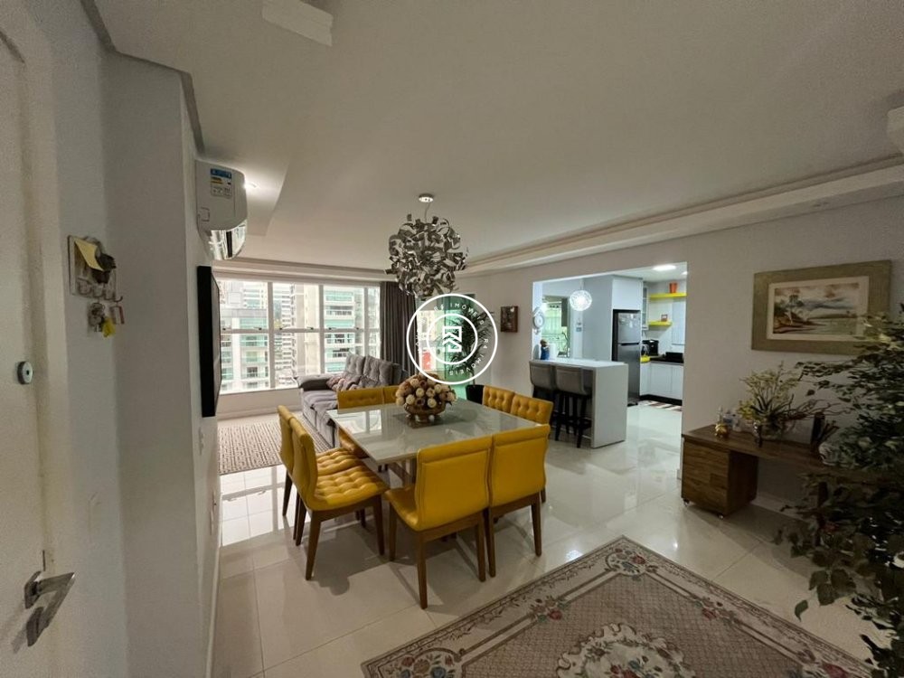 Ap. com 4 dormitrios - Meia Praia