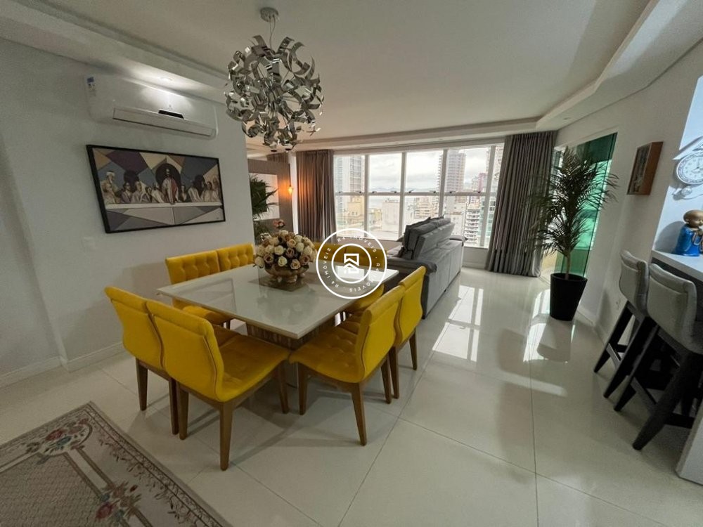 Ap. com 4 dormitrios - Meia Praia