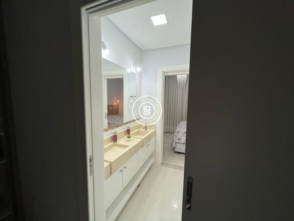 Ap. com 4 dormitrios - Meia Praia