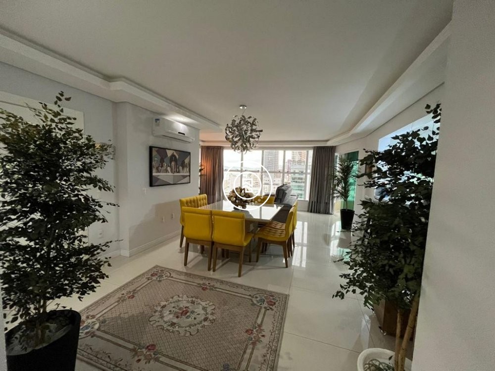 Ap. com 4 dormitrios - Meia Praia