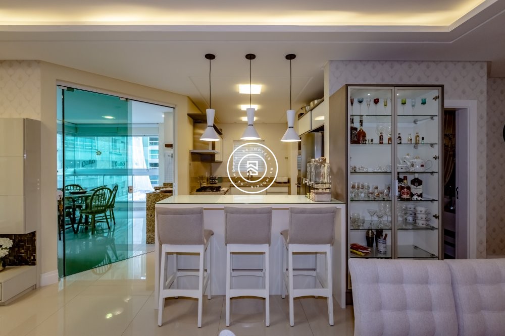 Apto Finamente Mobiliado na Quadra Mar