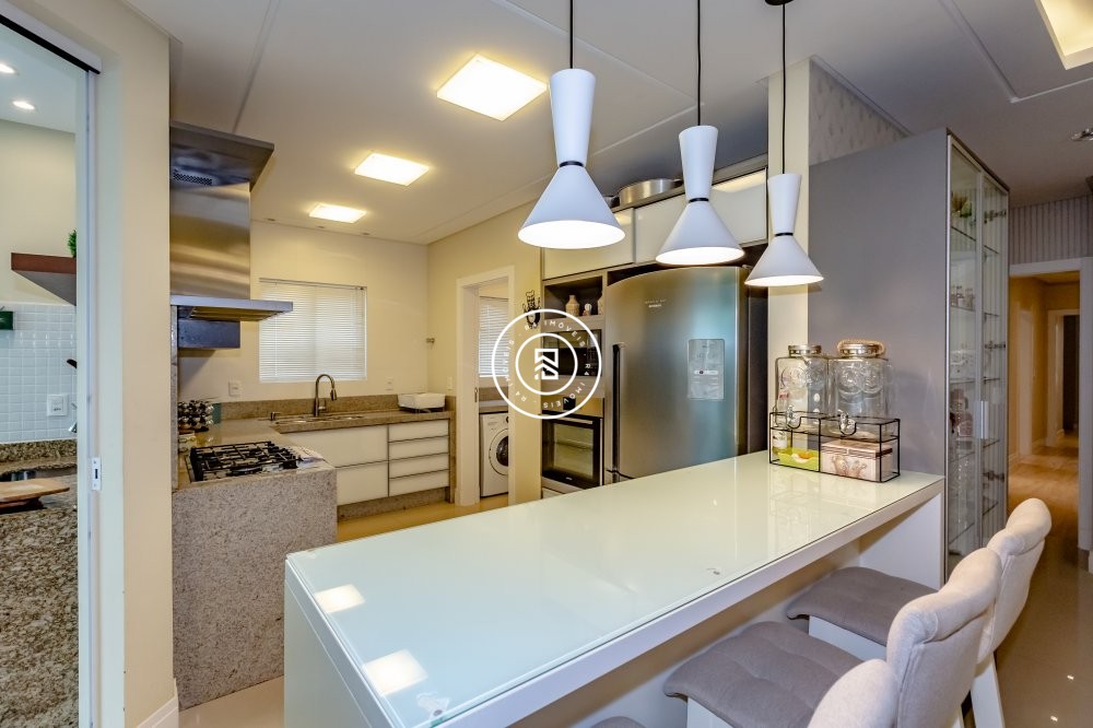 Apto Finamente Mobiliado na Quadra Mar