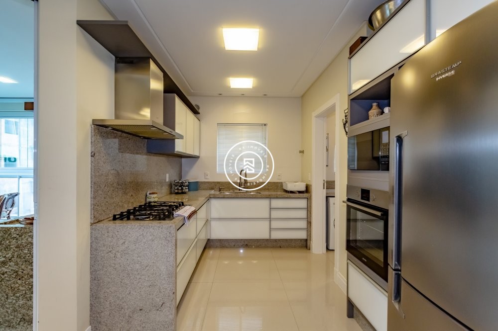 Apto Finamente Mobiliado na Quadra Mar