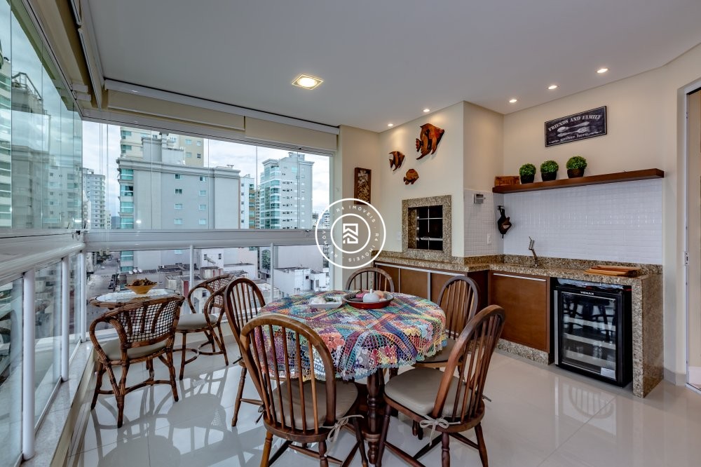 Apto Finamente Mobiliado na Quadra Mar