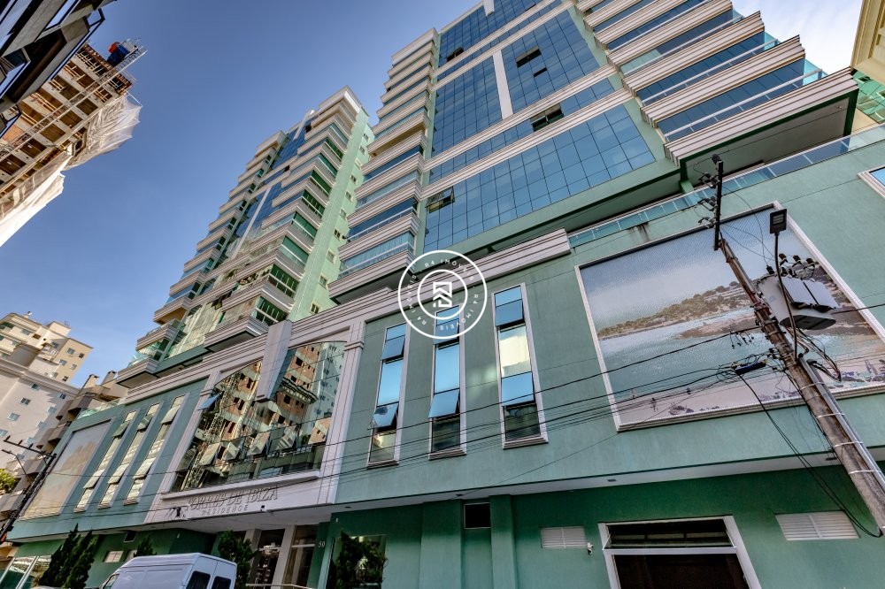 Apto Finamente Mobiliado na Quadra Mar