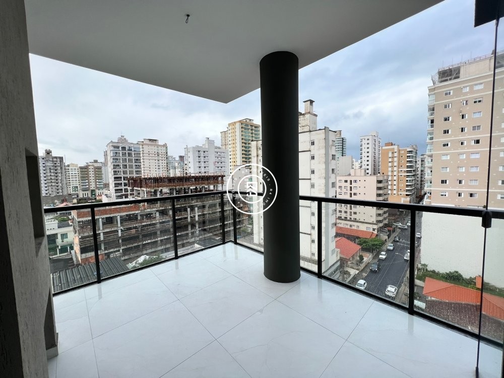 Apto 03 dormitrios na Meia Praia