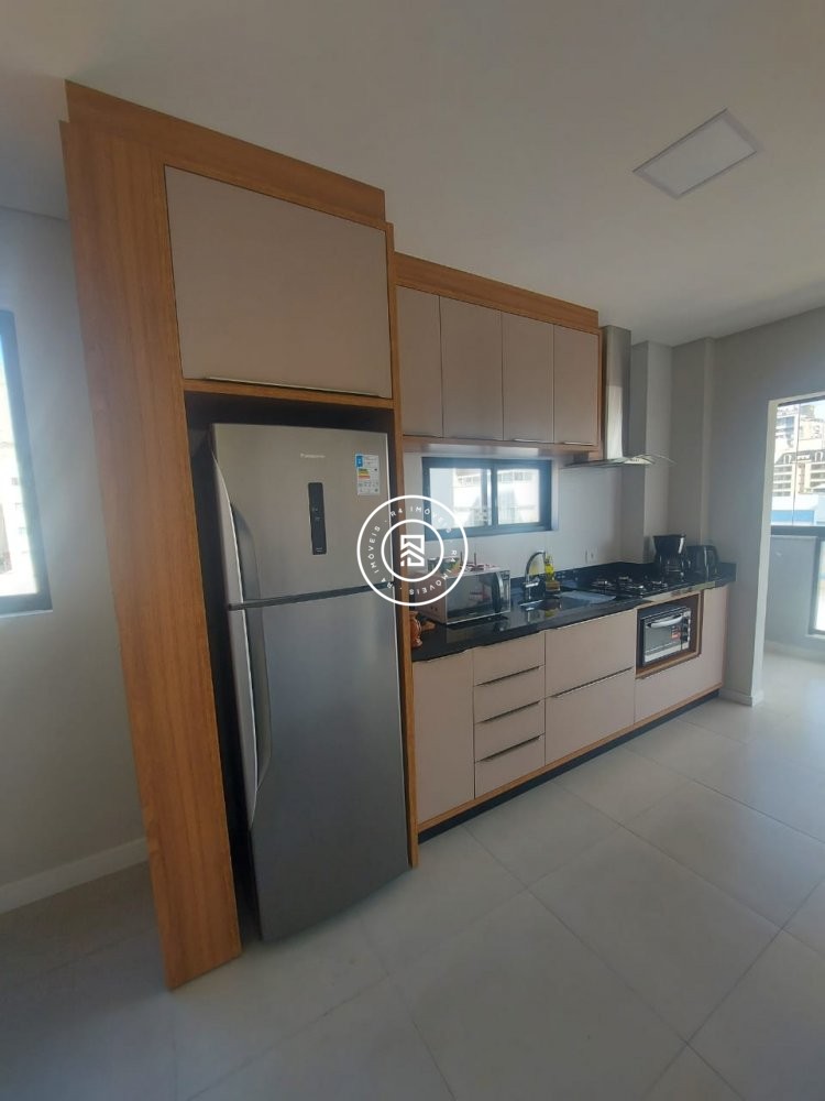 Apto semi-mobiliado com 03 dormitrios