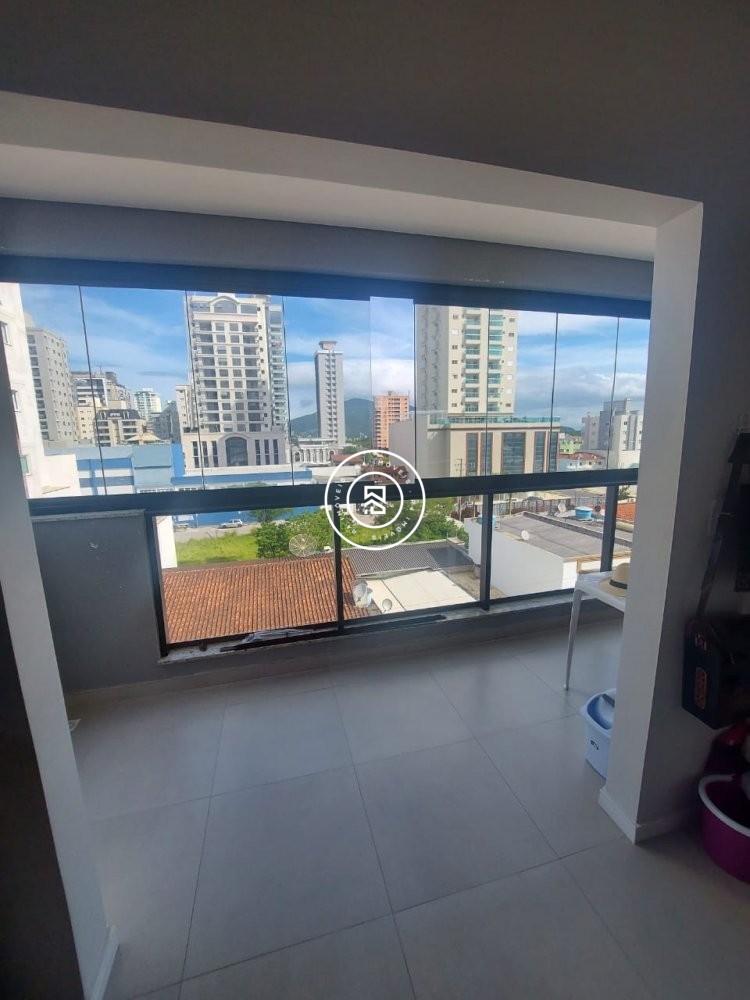 Apto semi-mobiliado com 03 dormitrios