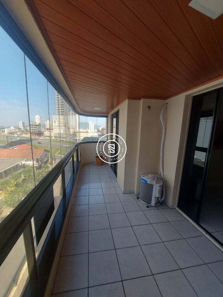 Apartamento a 130m do mar em Itapema