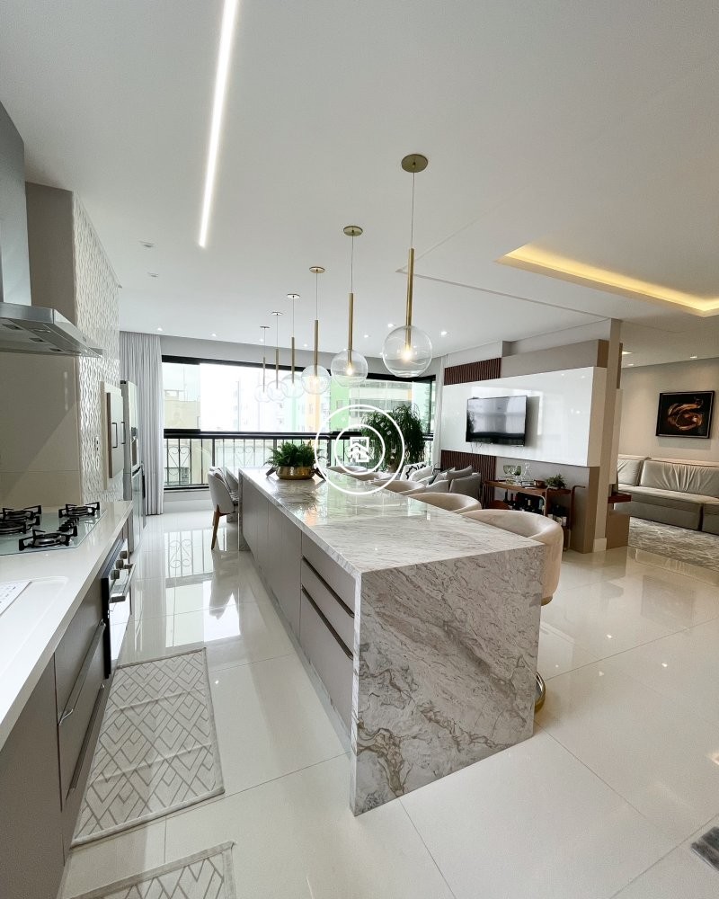 Apto finamente mobiliado de frente para Avenida