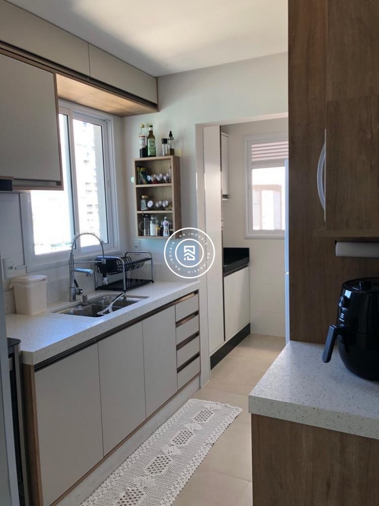 Lindo apartamento com mobilia na Meia Praia