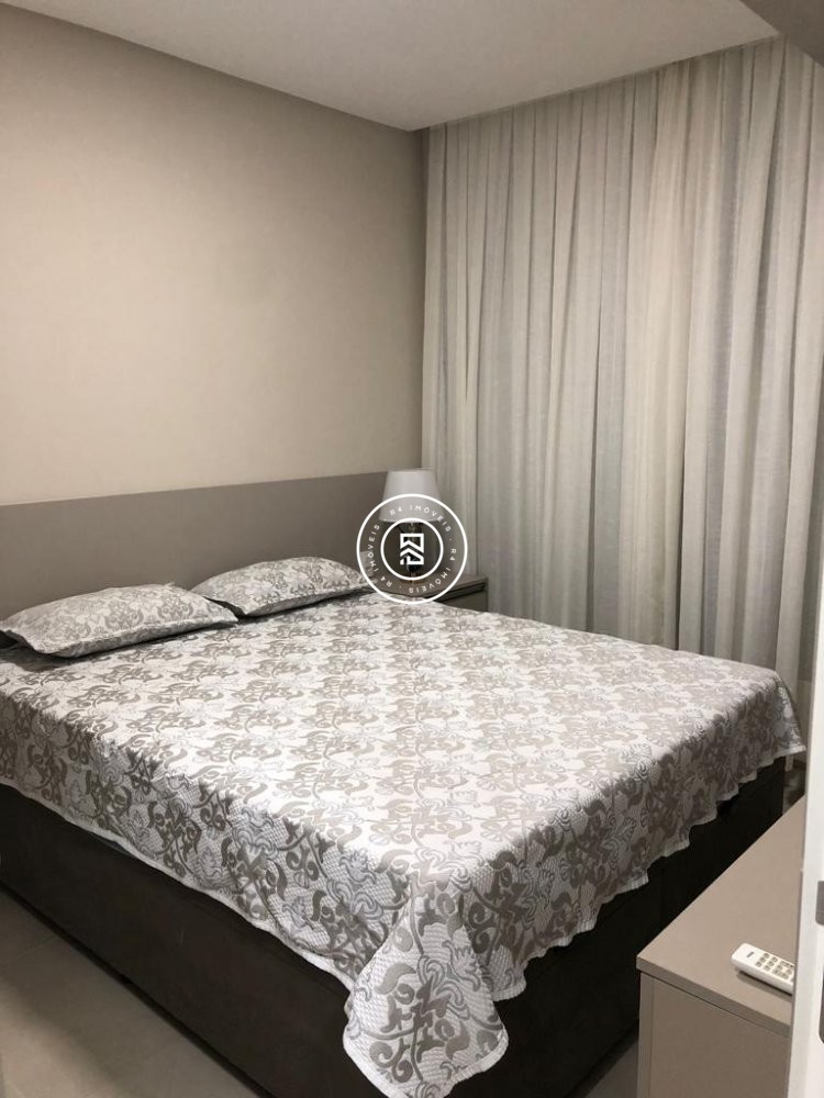 Lindo apartamento com mobilia na Meia Praia