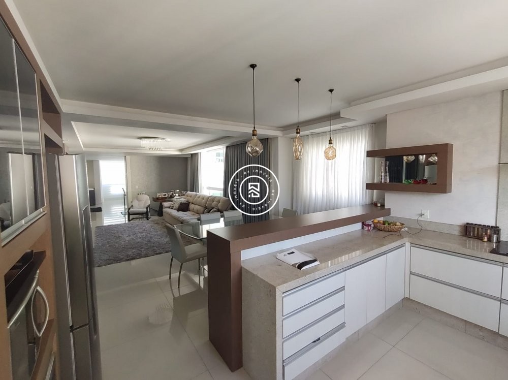 Cobertura duplex mobiliada na Meia Praia