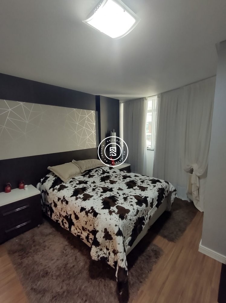 Cobertura duplex mobiliada na Meia Praia